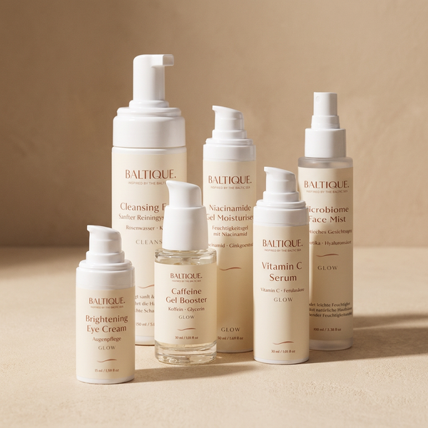 BALTIQUE Glow Komplett Routine - Cleansing Foam, Vitamin C Serum, Brightening Eye Cream, Caffeine Gel Booster, Niacinamide Gel Moisturiser und Microbiome Prebiotics Face Mist